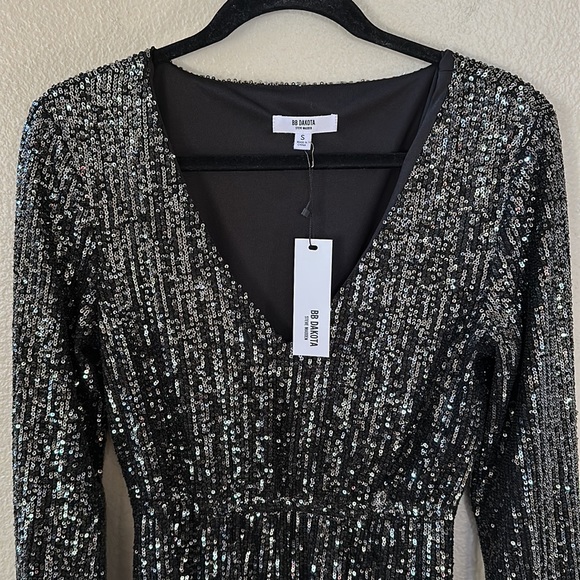 New BB Dakota Black Glow Up Fast Sequin V Neck Mini Dress Size Small NWT - Picture 4 of 12